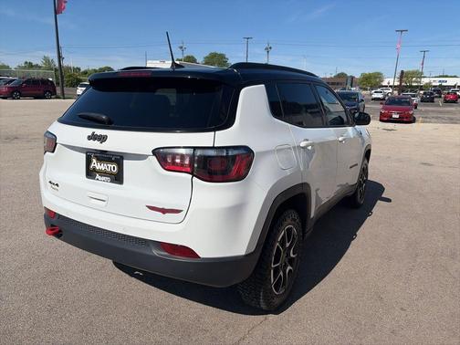 Bright White Clearcoat 2025 Jeep Compass Trailhawk