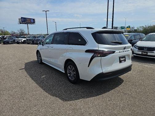 Pearl 2024 Toyota Sienna XLE