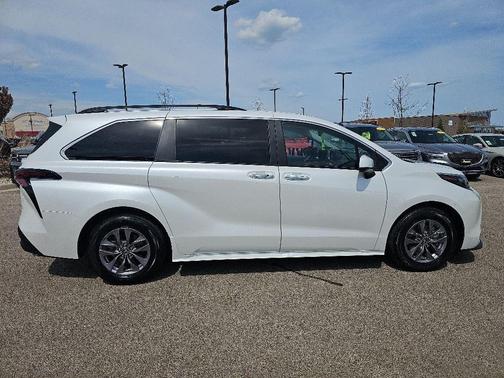 Pearl 2024 Toyota Sienna XLE