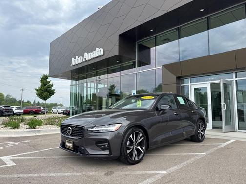 2024 Volvo S60 B5 Core Dark Theme