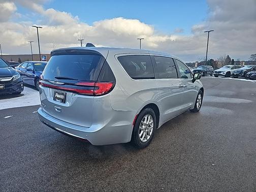 2024 Chrysler Pacifica Touring-L