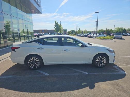 Glacier White 2025 Nissan Altima SV