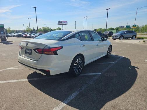 Glacier White 2025 Nissan Altima SV