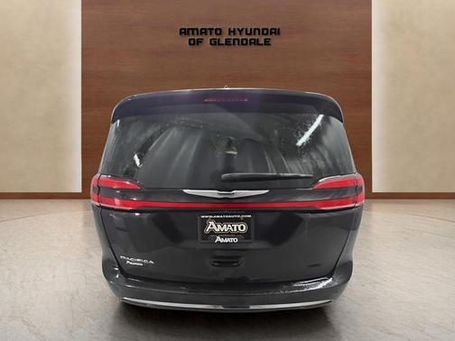Brilliant Black Crystal Pearlcoat 2023 Chrysler Pacifica Touring-L
