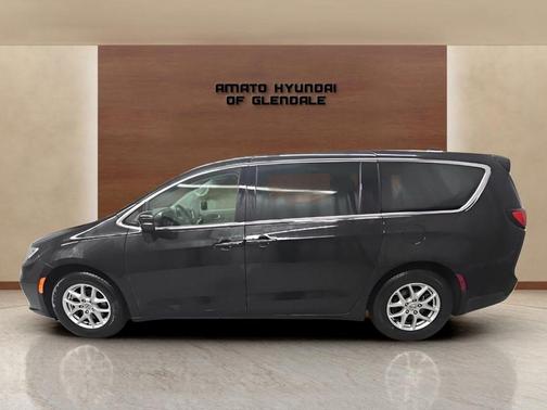 Brilliant Black Crystal Pearlcoat 2023 Chrysler Pacifica Touring-L