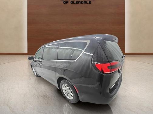 Brilliant Black Crystal Pearlcoat 2023 Chrysler Pacifica Touring-L
