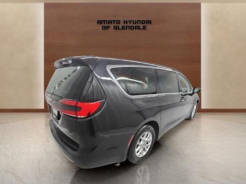 Brilliant Black Crystal Pearlcoat 2023 Chrysler Pacifica Touring-L