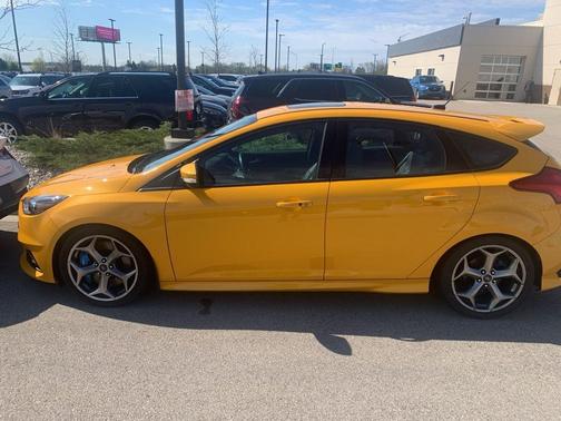 Tangerine 2016 Ford Focus ST Base