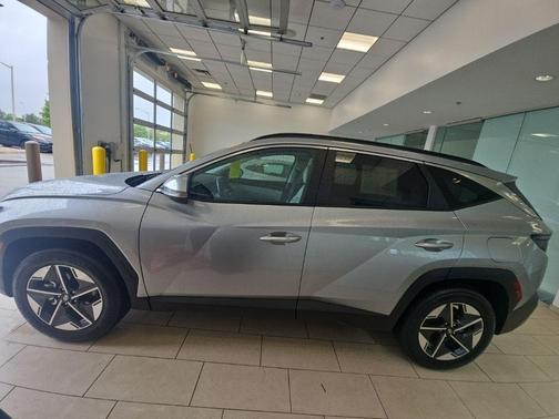 Shimmering Silver 2025 Hyundai TUCSON SEL Convenience