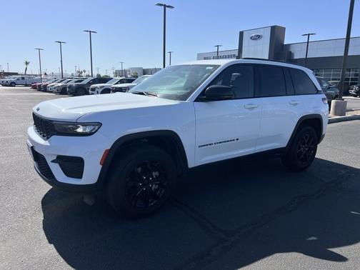Bright White Clearcoat 2025 Jeep Grand Cherokee LAREDO