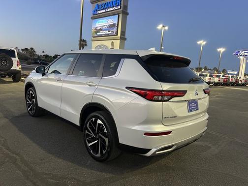 White 2022 Mitsubishi Outlander SE