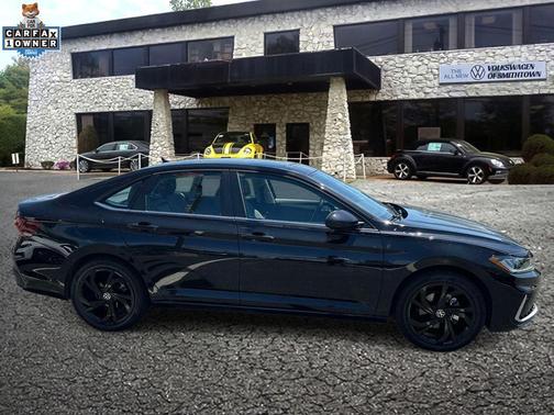 Deep Black 2025 Volkswagen Jetta 1.5T SE