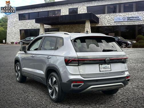 Silver Metallic 2025 Volkswagen Taos 1.5T SE