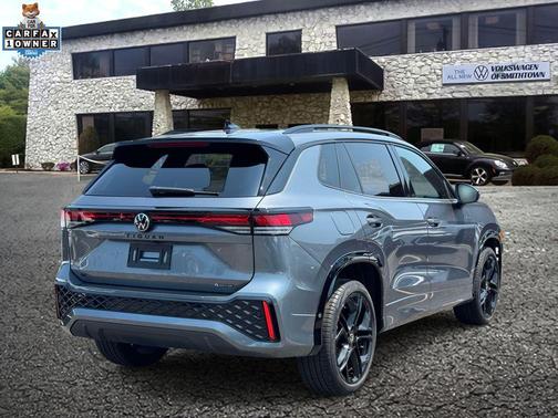 Platinum Gray Metallic 2026 Volkswagen Tiguan 2.0T SE R-Line Black 4MOTION