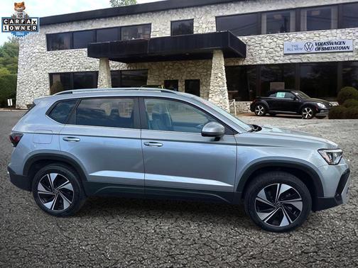 Silver Metallic 2025 Volkswagen Taos 1.5T SE