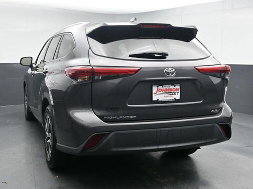 Magnetic Gray Metallic 2022 Toyota Highlander XLE