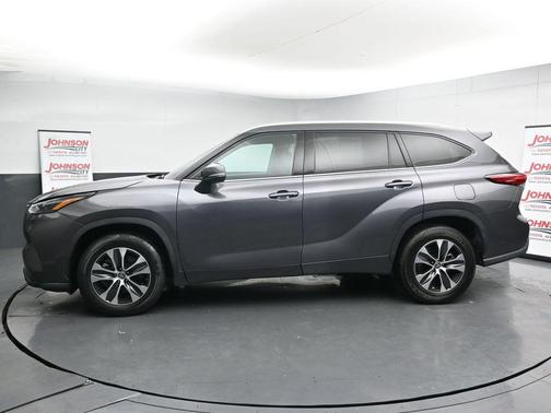 Magnetic Gray Metallic 2022 Toyota Highlander XLE