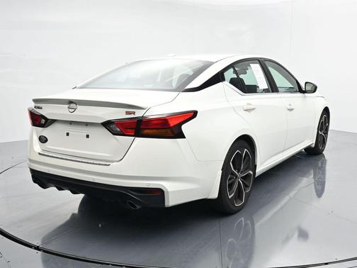 Pearl White Tricoat 2023 Nissan Altima SR FWD