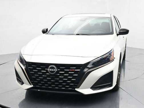 Pearl White Tricoat 2023 Nissan Altima SR FWD