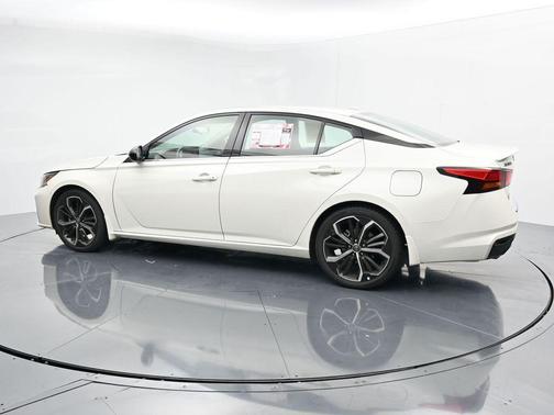 Pearl White Tricoat 2023 Nissan Altima SR FWD