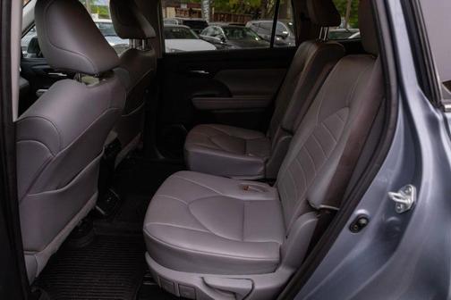 Moon Dust 2021 Toyota Highlander XLE
