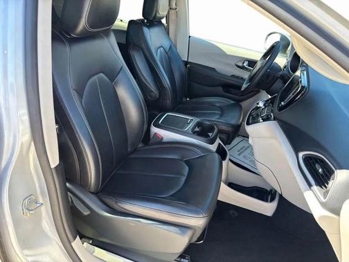 Silver Mist Clearcoat 2023 Chrysler Pacifica Touring L