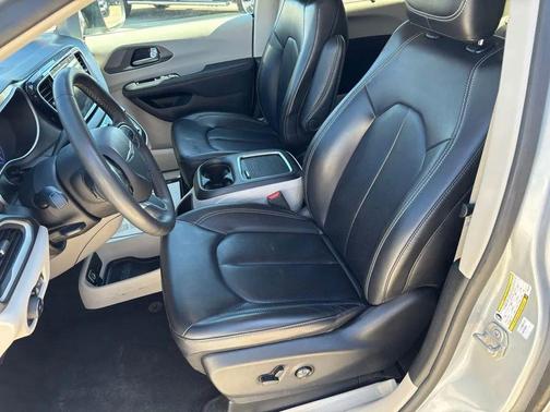Silver Mist Clearcoat 2023 Chrysler Pacifica Touring L