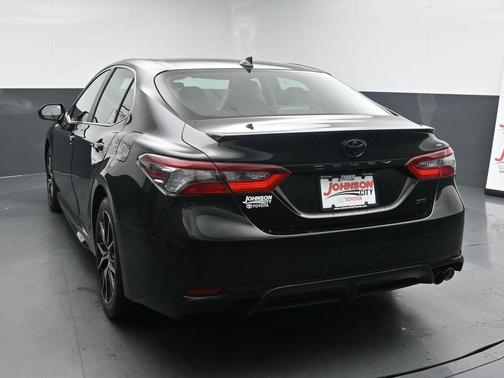 Midnight Black Metallic 2022 Toyota Camry SE