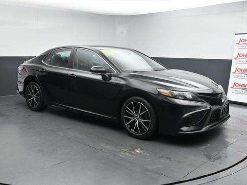Midnight Black Metallic 2022 Toyota Camry SE