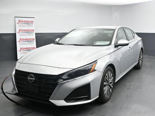 Brilliant Silver Metallic 2023 Nissan Altima 2.5 SV