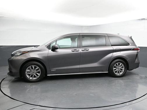 2021 Toyota Sienna LE