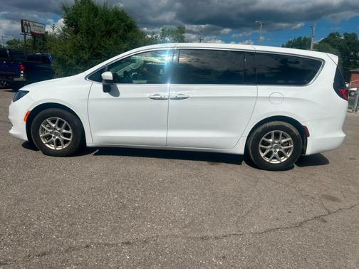 Bright White Clearcoat 2023 Chrysler Voyager LX
