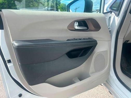 Bright White Clearcoat 2023 Chrysler Voyager LX