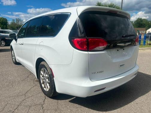 Bright White Clearcoat 2023 Chrysler Voyager LX