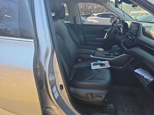 Celestial Silver Metallic 2022 Toyota Highlander XLE