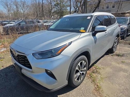 Celestial Silver Metallic 2022 Toyota Highlander XLE