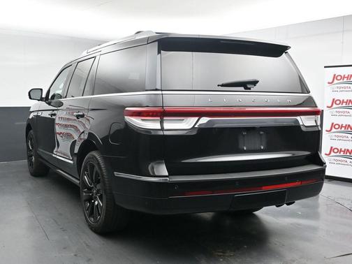 Infinite Black Metallic Clearcoat 2022 Lincoln Navigator Reserve