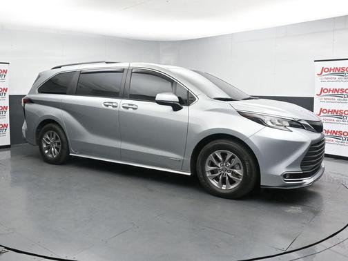 Celestial Silver Metallic 2021 Toyota Sienna XLE 7 Passenger