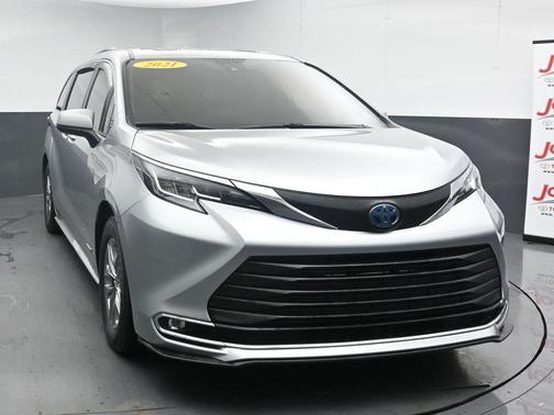 Celestial Silver Metallic 2021 Toyota Sienna XLE 7 Passenger