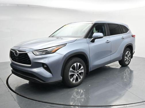 Moon Dust 2023 Toyota Highlander XLE