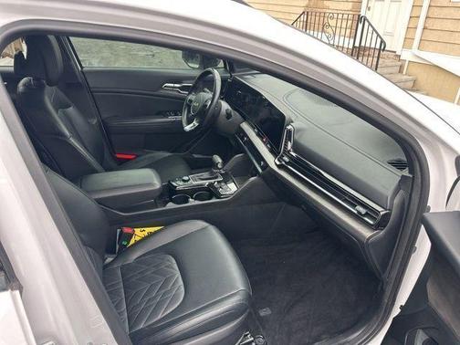 Glacial White Pearl 2023 Kia Sportage X-Line