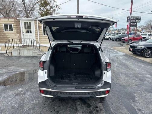 Glacial White Pearl 2023 Kia Sportage X-Line