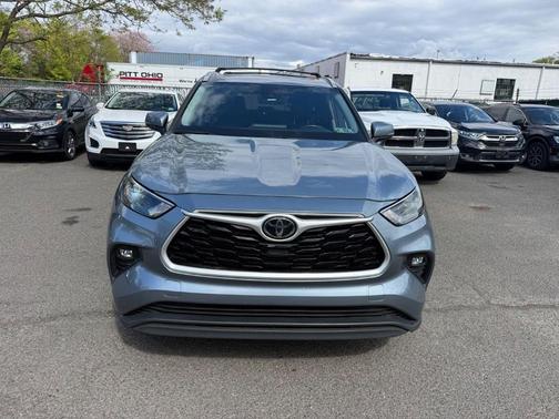 Moon Dust 2023 Toyota Highlander XLE