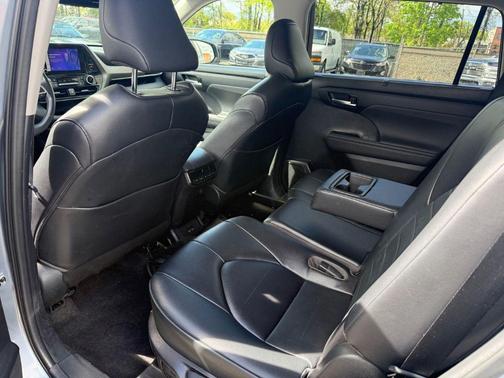 Moon Dust 2023 Toyota Highlander XLE