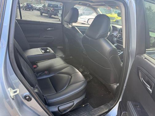 Moon Dust 2023 Toyota Highlander XLE