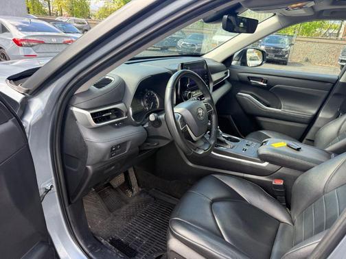 Moon Dust 2023 Toyota Highlander XLE