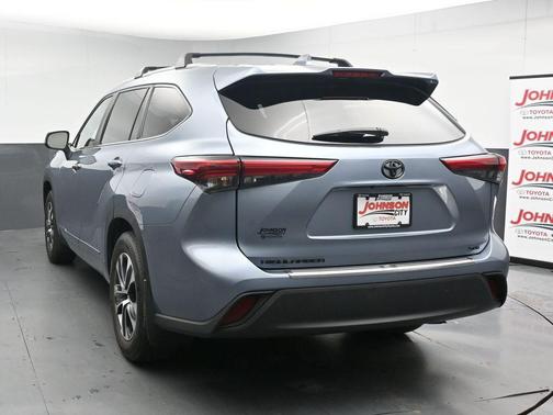 Moon Dust 2023 Toyota Highlander XLE
