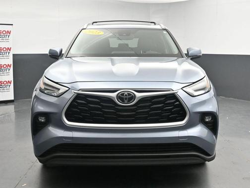Moon Dust 2023 Toyota Highlander XLE