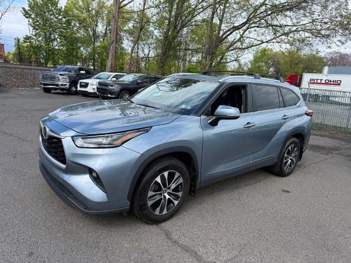 Moon Dust 2023 Toyota Highlander XLE