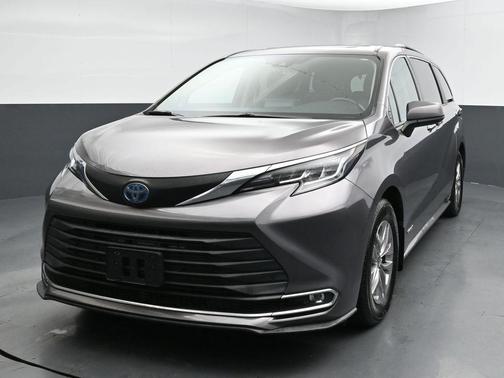 2021 Toyota Sienna XLE 8 Passenger
